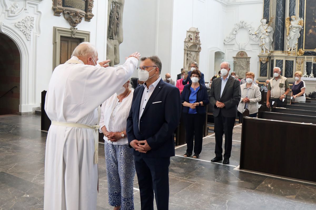 Bischof em. Dr. Friedhelm Hofmann feierte am Mittwochvormittag, 23. Juni, im Kiliansdom einen Pontifikalgottesdienst für Ehejubilare, die in den Jahren 2020 und 2021 auf 50, 60 oder 65 gemeinsame Jahre zurückblicken. Bischof em. Dr. Friedhelm Hofmann feierte am Mittwochvormittag, 23. Juni, im Kiliansdom einen Pontifikalgottesdienst für Ehejubilare, die in den Jahren 2020 und 2021 auf 50, 60 oder 65 gemeinsame Jahre zurückblicken.