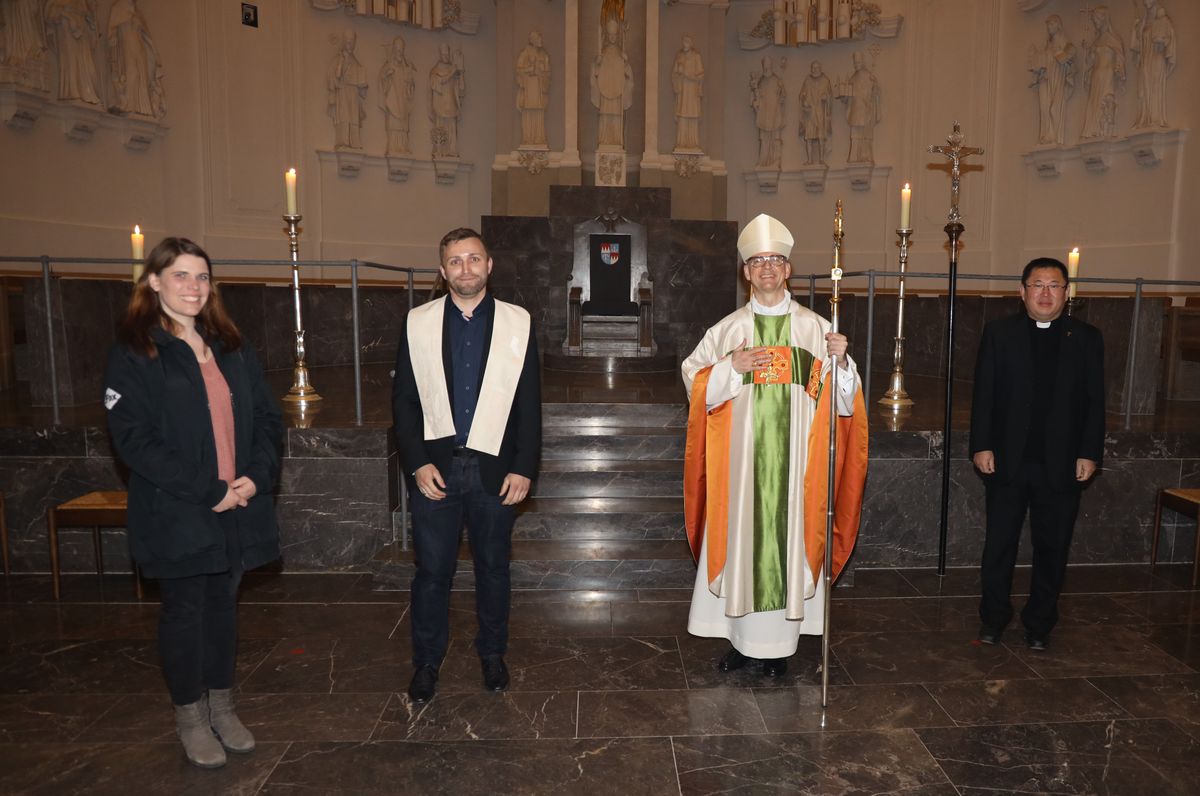 Erinnerungsfoto mit Bischof Dr. Franz Jung (2. von rechts). Von links: Lisa Wegel, Michael Wegel und Diakon Kim Jung Nam Sell.  
