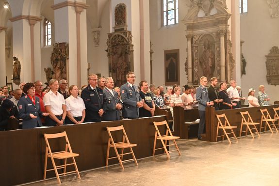 Weihbischof Paul Reder feierte in der Kiliani-Wallfahrtswoche die Pontifikalmesse für die beruflichen und ehrenamtlichen Mitarbeiterinnen und Mitarbeiter der Caritas.