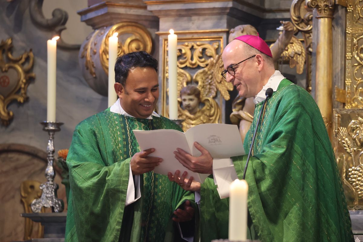 Bischof Dr. Franz Jung (rechts) überreichte Pater Nelson Antoney seine Ernennungsurkunde zum Wallfahrtsseelsorger und Rector ecclesiae.