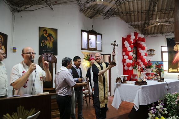 Bischof Dr. Franz Jung bekommt ein Kreuz von den Häftlingen geschenkt. Bischof Dr. Franz Jung bekommt ein Kreuz von den Häftlingen geschenkt.