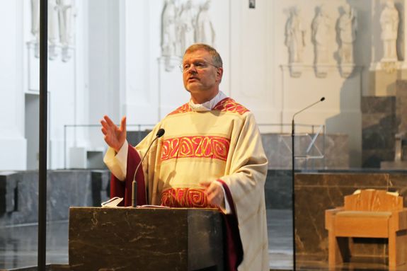2621/0613 Dankgottesdienst für Silberjubilare_27624 Generalvikar Dr. Jürgen Vorndran feierte am Freitagabend, 25. Juni, einen Dankgottesdienst mit Ehepaaren, die seit 25 Jahren verheiratet sind. Anschließend spendeten der Generalvikar sowie weitere Priester und Diakone den Jubilaren mit Abstand den Segen.