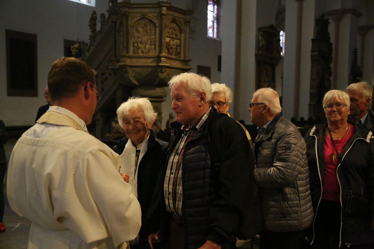 Bischof Dr. Franz Jung hat am Donnerstagnachmittag, 4. Juli, mit etwa 320 Paaren im Kiliansdom ihr goldenes oder diamantenes Ehejubiläum gefeiert.