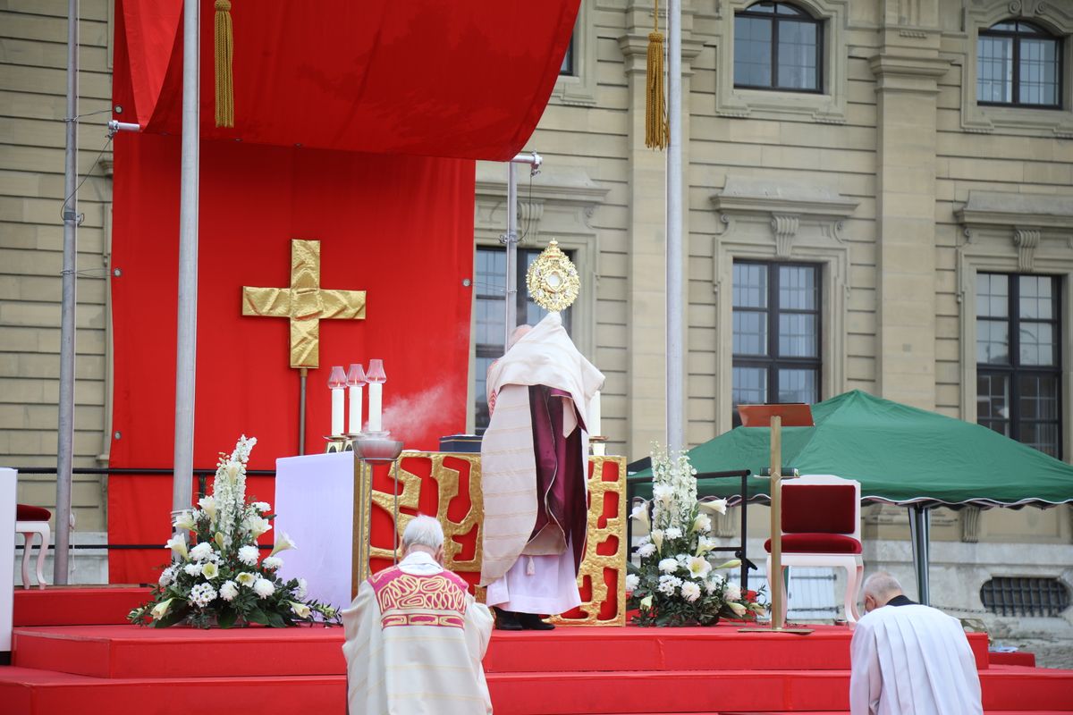 Weihbischof Ulrich Boom erteilt zum Hochfest Fronleichnam an der Residenz in Würzburg den eucharistischen Segen mit der Monstranz.