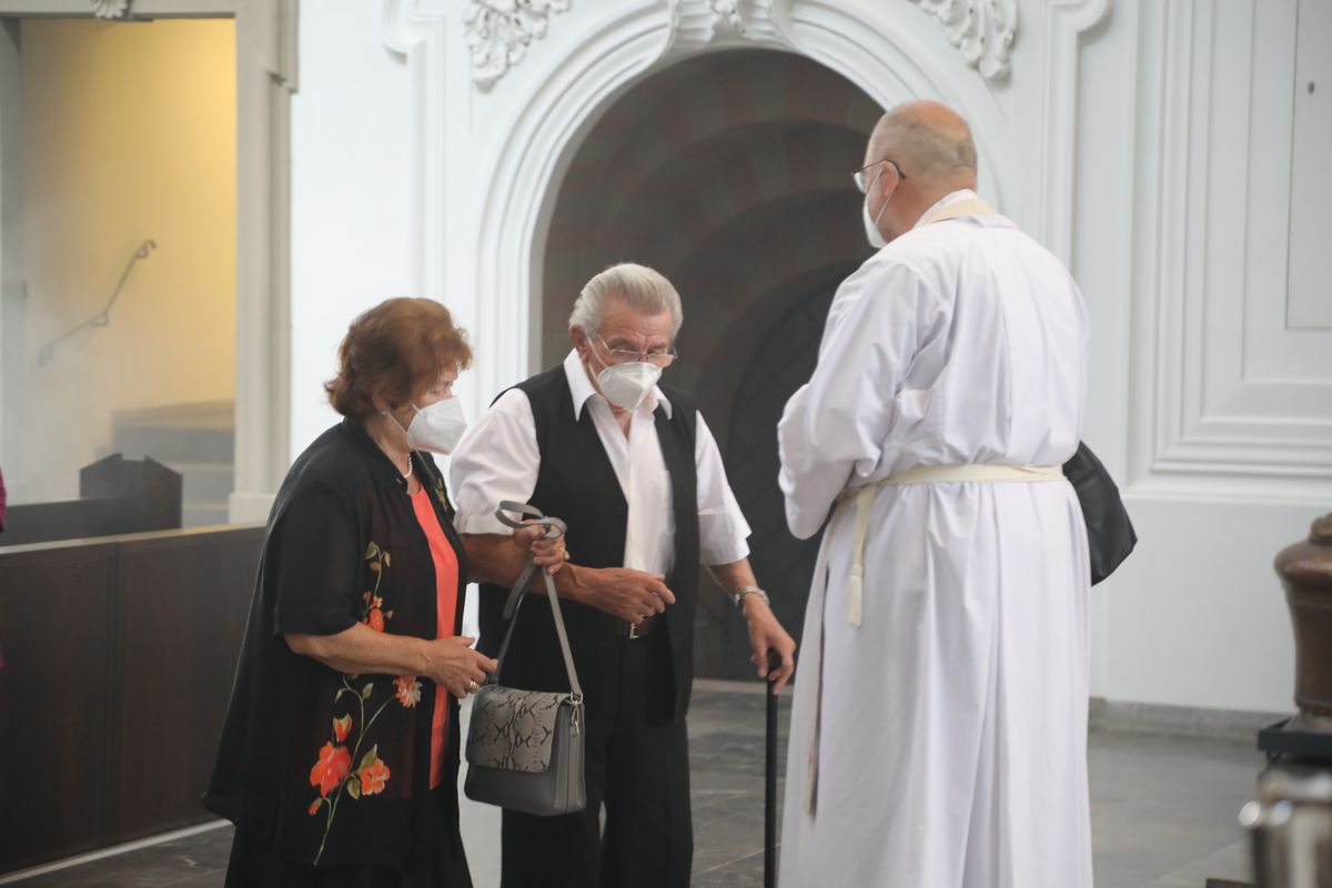 2621/0622 - Ehejubilare Gold mit Weihbischof Ulrich Boom_27893 Weihbischof Ulrich Boom feierte am Montagnachmittag, 26. Juni, einen Gottesdienst für Ehepaare, die 2020 oder 2021 ihr goldenes, diamantenes oder eisernes Ehejubiläum hatten. Im Anschluss konnten sich die Paare segnen lassen.