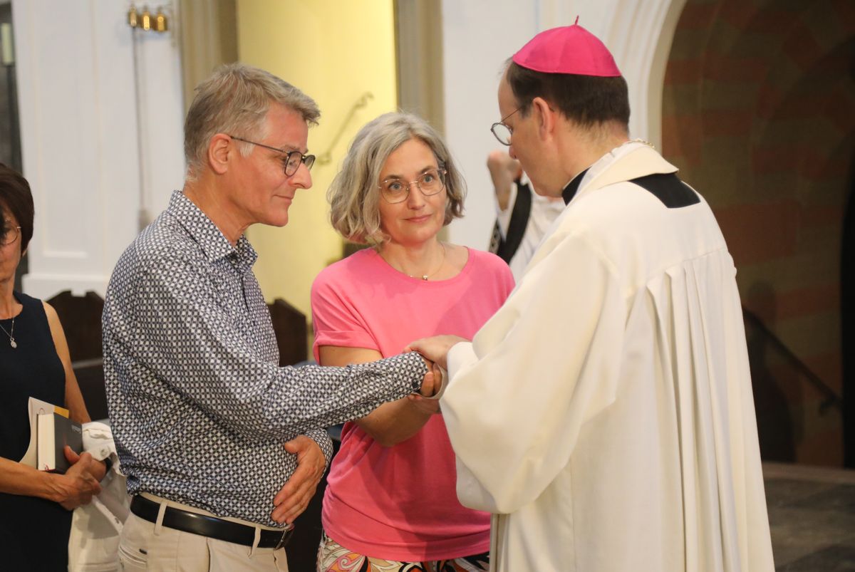 Mit rund 1000 Eheleuten, die in diesem Jahr Silberhochzeit haben, feierte Bischof Dr. Franz Jung am Freitagabend, 4. Juli 2025, einen Pontifikalgottesdienst im Kiliansdom. Im Anschluss erteilten er, Weihbischof Paul Reder sowie weitere Seelsorgerinnen und Seelsorger den Paaren einzeln den Segen.