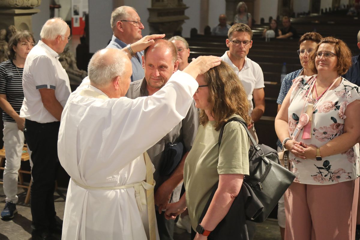 Mit rund 1000 Eheleuten, die in diesem Jahr Silberhochzeit haben, feierte Bischof Dr. Franz Jung am Freitagabend, 4. Juli 2025, einen Pontifikalgottesdienst im Kiliansdom. Im Anschluss erteilten er, Weihbischof Paul Reder sowie weitere Seelsorgerinnen und Seelsorger den Paaren einzeln den Segen.