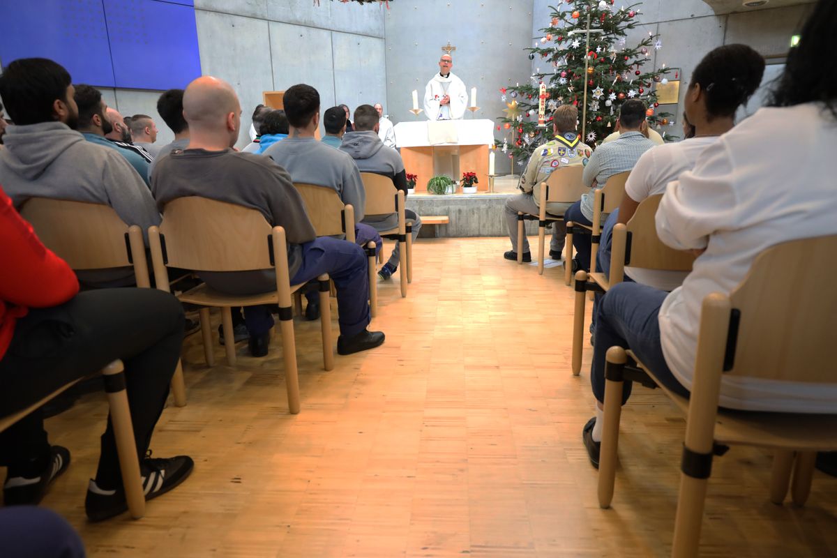 Am Montagnachmittag, 23. Dezember, hat Bischof Dr. Franz Jung mit Gefangenen und Mitarbeitern  in der Justizvollzugsanstalt Würzburg einen ökumenischen Gottesdienst gefeiert. Am Montagnachmittag, 23. Dezember, hat Bischof Dr. Franz Jung mit Gefangenen und Mitarbeitern  in der Justizvollzugsanstalt Würzburg einen ökumenischen Gottesdienst gefeiert.