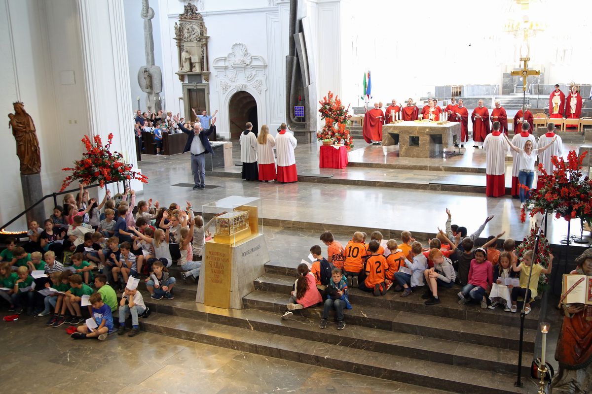 2819/0752 Kiliani-Wallfahrt der Kommunionkinder_16020