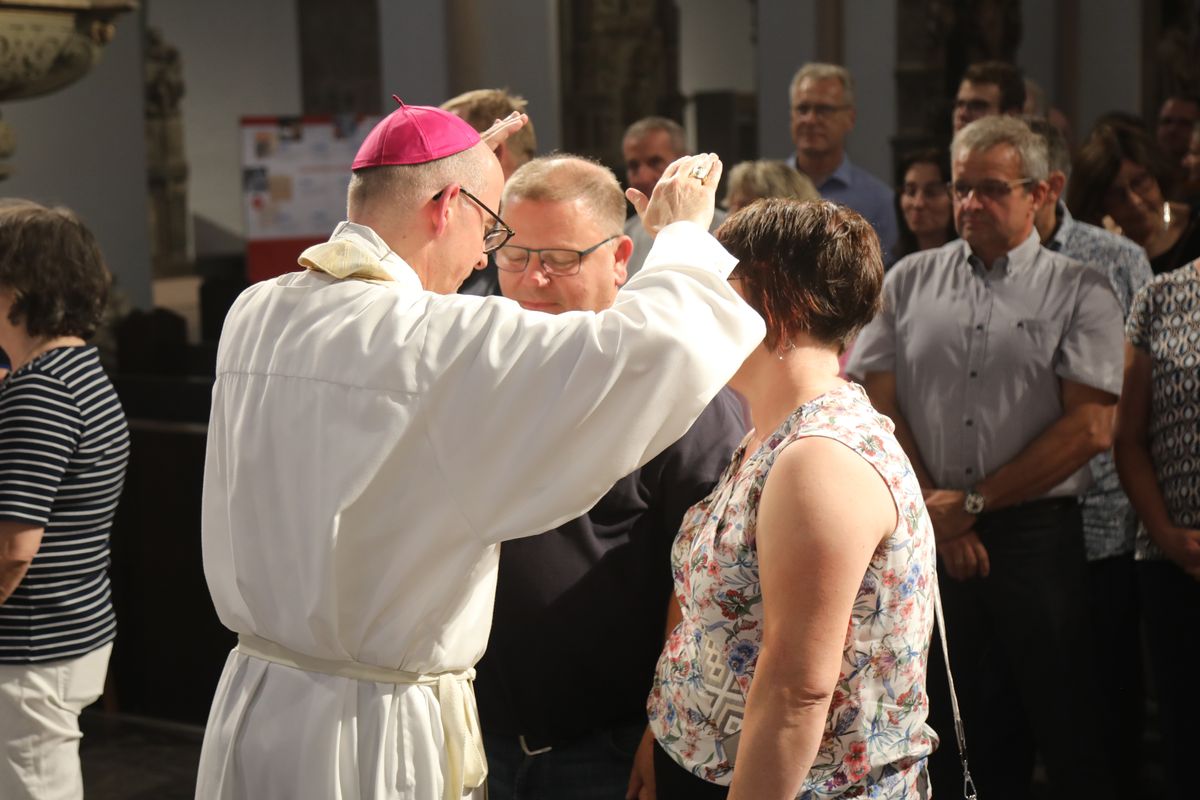 Mit rund 1000 Eheleuten, die in diesem Jahr Silberhochzeit haben, feierte Bischof Dr. Franz Jung am Freitagabend, 4. Juli 2025, einen Pontifikalgottesdienst im Kiliansdom. Im Anschluss erteilten er, Weihbischof Paul Reder sowie weitere Seelsorgerinnen und Seelsorger den Paaren einzeln den Segen.