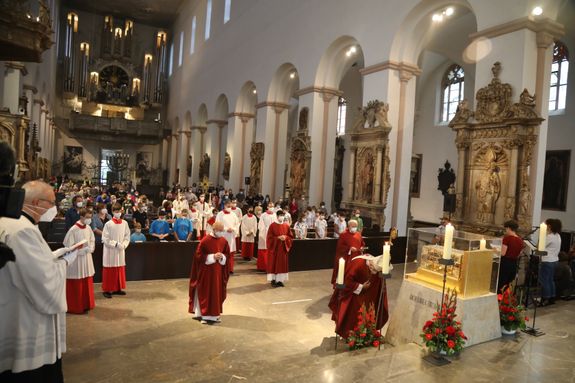 2721/0661 Ministranten-Gottesdienst_28702 Rund 110 Ministranten feierten mit Weihbischof Ulrich Boom am Montagabend, 5. Juli, einen Gottesdienst.