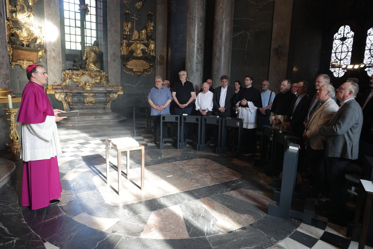 Dr. Matthias Leineweber und Manuel Thomas sind am Dienstag, 1. Juli, im Würzburger Kiliansdom als neue Domvikare eingeführt worden.