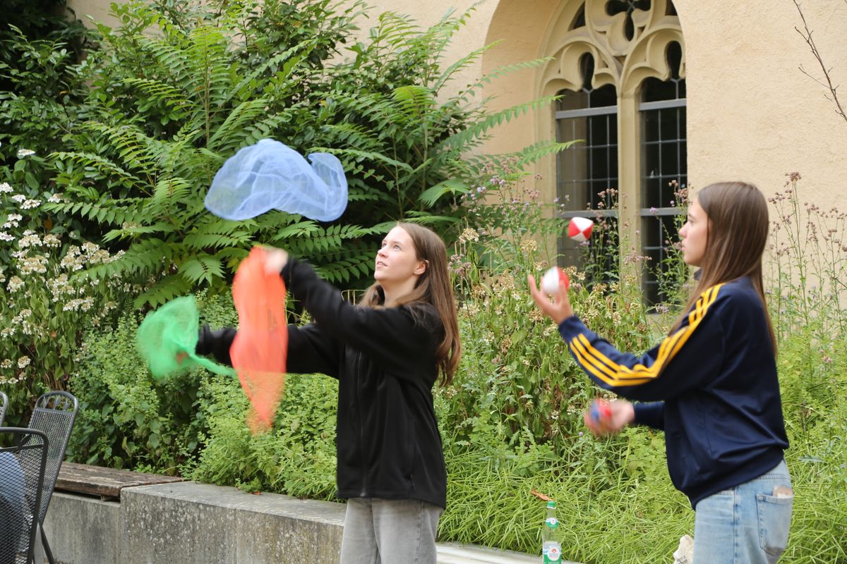 Am Tag der Jugend hat Weihbischof Paul Reder im Anschluss an ein buntes Workshop-Programm einen Kiliani-Gottesdienst mit den Jugendlichen im Kilianeum in Würzburg gefeiert.