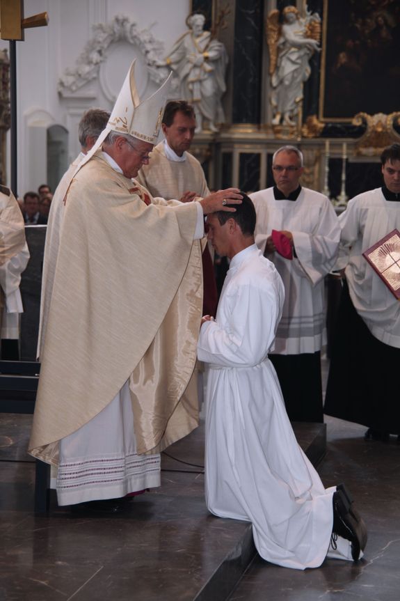 Diakonenweihe im Kiliansdom in Würzburg am 28. September 2013. Bischof Dr. Friedhelm Hofmann weiht Michael Schmitt (Westerngrund) zum Diakon.