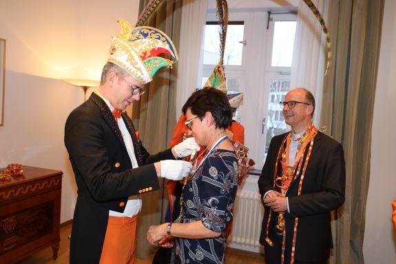 Aus der Hand von Prinz Robert II. erhielt Bettina Endres den Orden. Aus der Hand von Prinz Robert II. erhielt Bettina Endres den Orden.