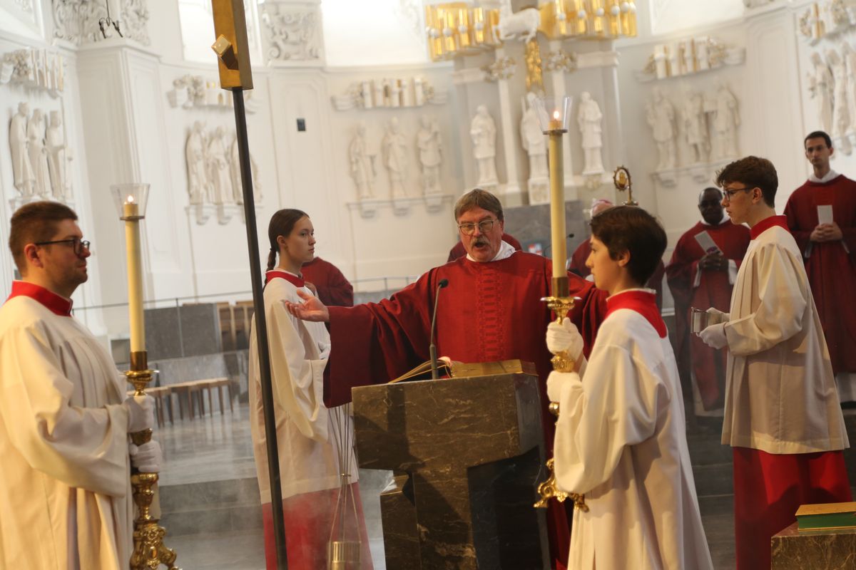 Weihbischof em. Ulrich Boom hat am Dienstag, 8. Juli, einen Kiliani-Gottesdienst für die Region Aschaffenburg und die Pfarrhausfrauen aus dem gesamten Bistum im Würzburger Kiliansdom gefeiert.
