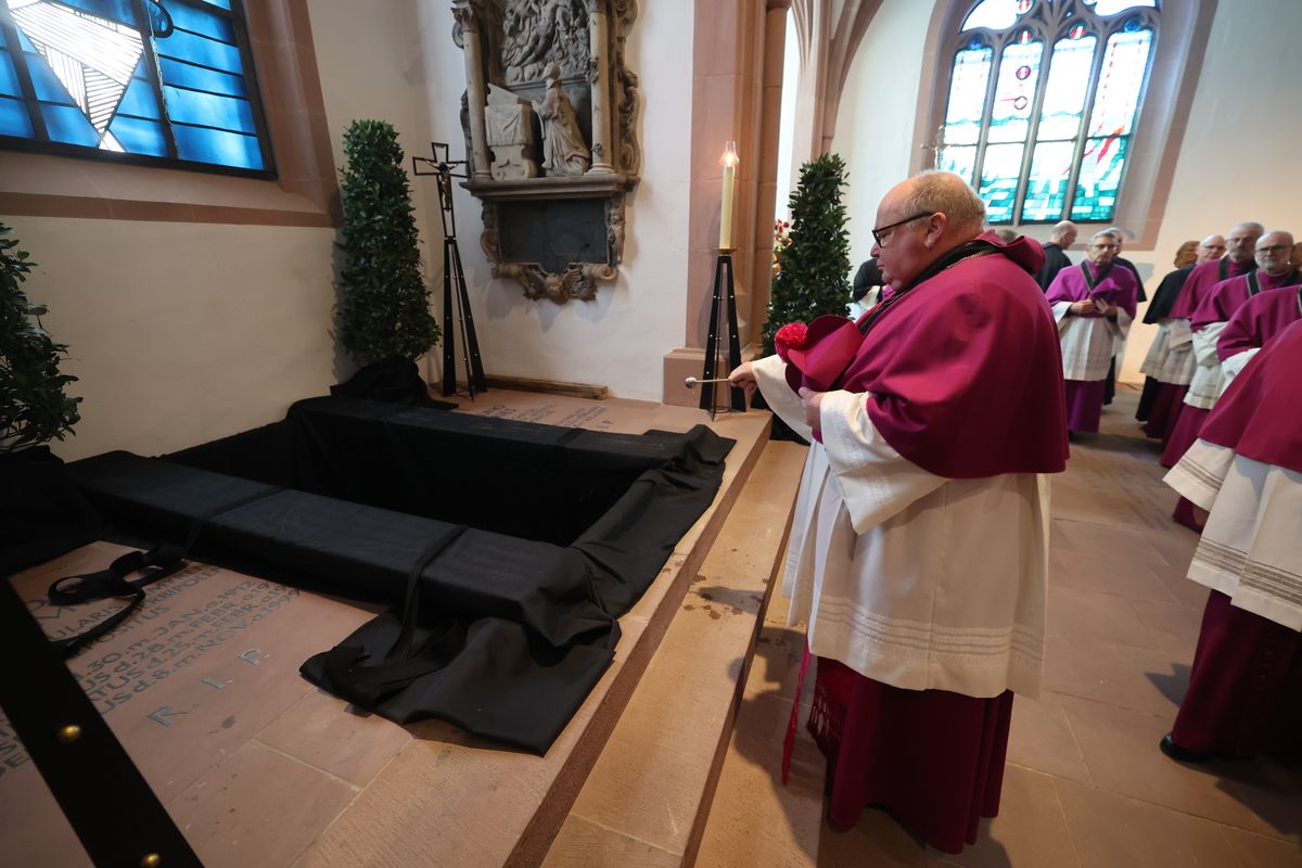 Bischof Dr. Franz Jung feierte am Samstag, 12. Oktober, im Würzburger KIliansdom ein Pontifikalrequiem für Weihbischof em. Helmut Bauer. Die anschließende Beisetzung leitete Dompropst Weihbischof Paul Reder.