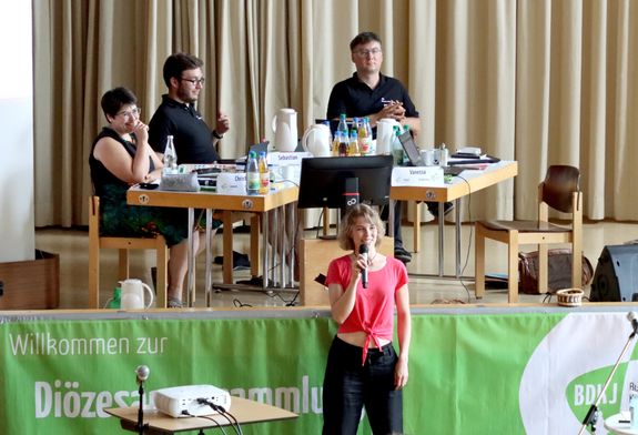 Vanessa Eisert (vorne) wurde als ehrenamtliche Diözesanvorsitzende des Bunds der Deutschen Katholischen Jugend im Bistum Würzburg wiedergewählt. Hinten von links die Diözesanvorsitzenden Christina Lömmer und Sebastian Dietz sowie Geistlicher Leiter Bernhard Lutz. Lars Vorbeck, erstmals zum ehrenamtlichen Diözesanvorsitzenden gewählt, nahm per Videokonferenz teil.