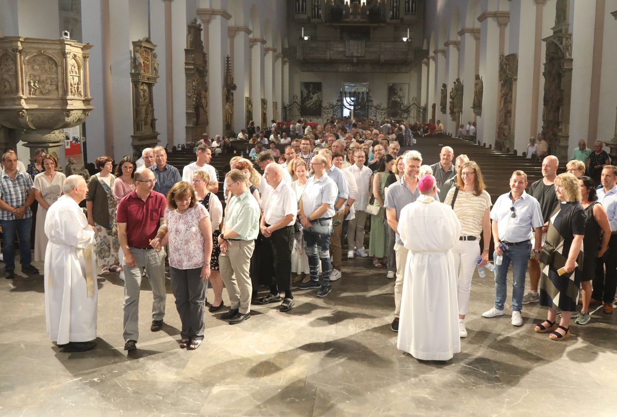 Mit rund 1000 Eheleuten, die in diesem Jahr Silberhochzeit haben, feierte Bischof Dr. Franz Jung am Freitagabend, 4. Juli 2025, einen Pontifikalgottesdienst im Kiliansdom. Im Anschluss erteilten er, Weihbischof Paul Reder sowie weitere Seelsorgerinnen und Seelsorger den Paaren einzeln den Segen.
