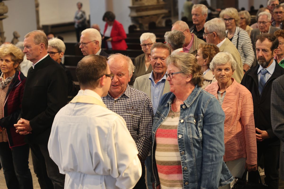 Seelsorgerinnen und Seelsorger spendeten nach dem Gottesdienst den Jubelpaaren individuell den Segen. 