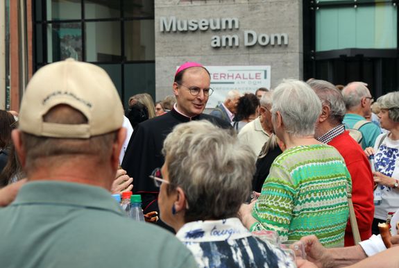 Im Anschluss an den Gottesdienst suchten viele Menschen das Gespräch mit Weihbischof Paul Reder.