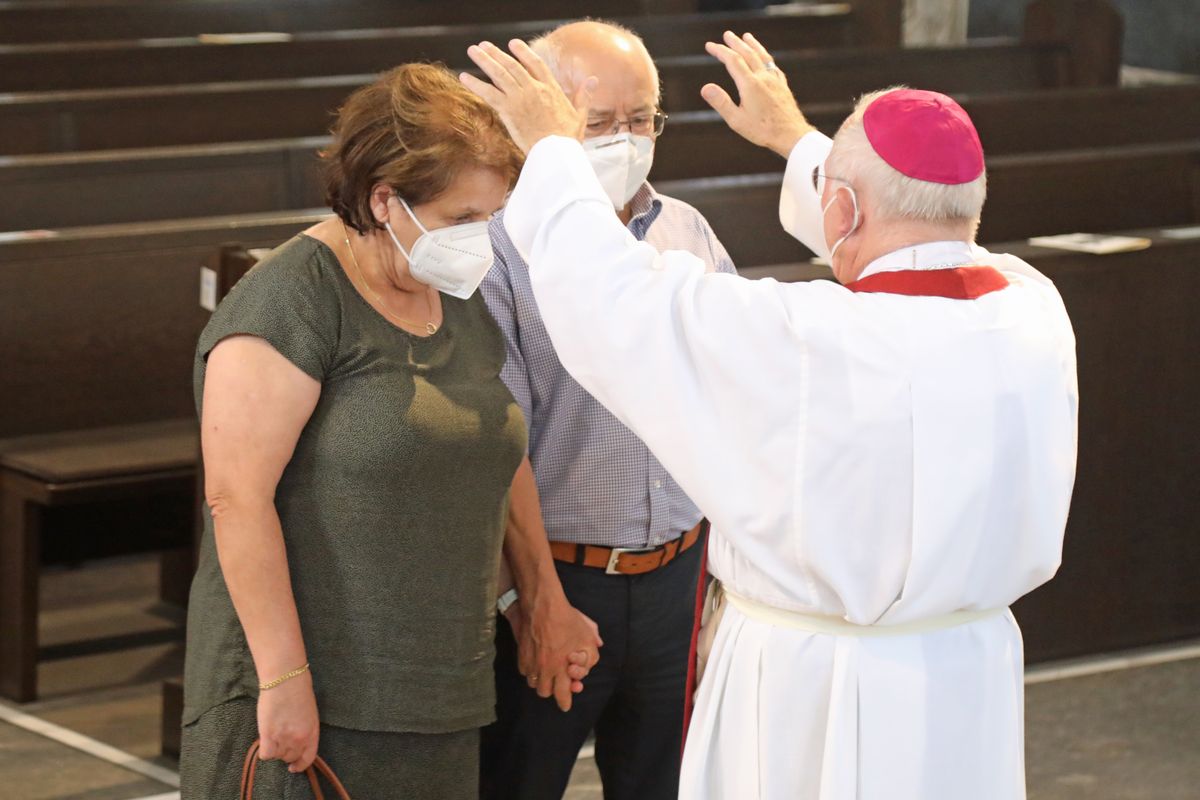 2621/0625 Gottesdienst für Ehejubilare mit Weihbischof Ulrich Boom am 29. Juni 2021_28073 Weihbischof Ulrich Boom feierte am Dienstagnachmittag, 29. Juni, einen Gottesdienst für Ehepaare, die 2020 oder 2021 ihr goldenes, diamantenes oder eisernes Ehejubiläum hatten. Im Anschluss konnten sich die Paare segnen lassen.