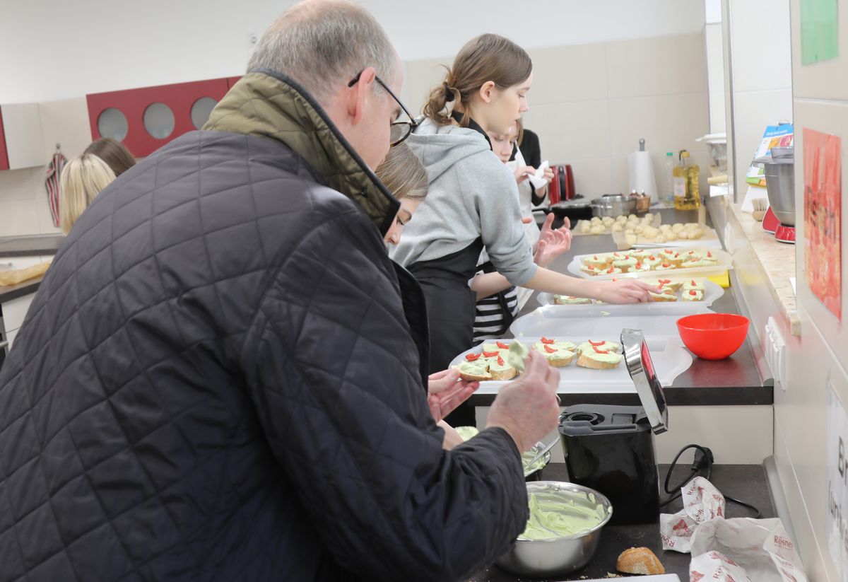 1525/0353 Bischof Jung besucht Sankt-Ursula-Schule_56999