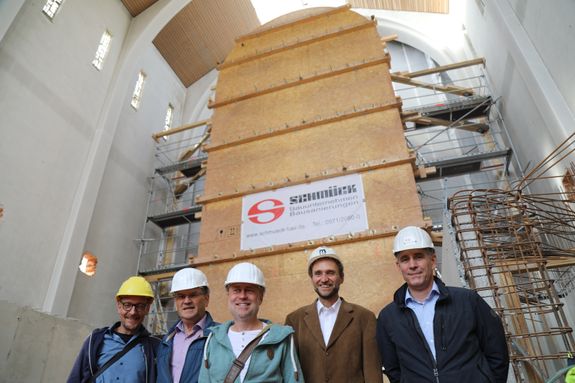 Zufrieden mit dem Fortschritt des Umbaus in Sankt Anton (von links): Bauleiter Thomas Hack, Kirchenpfleger Ottmar Prell, Architekt Christian Brückner, Diakon Joachim Werb und Bauunternehmer Kurt Schmuck.
