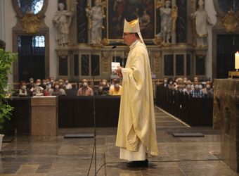 Bischof Dr. Franz Jung feierte am Mittwochabend, 23. Juni, einen Gottesdienst für Ehepaare, die 2021 oder 2021 auf 25 gemeinsame Jahre zurückblicken. Im Anschluss konnten sich die Paare segnen lassen.
