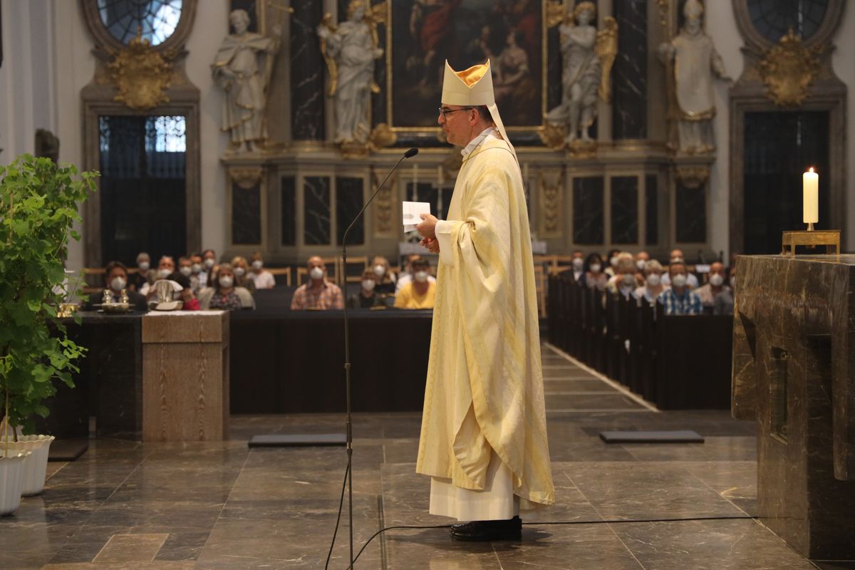 Bischof Dr. Franz Jung feierte am Mittwochabend, 23. Juni, einen Gottesdienst für Ehepaare, die 2021 oder 2021 auf 25 gemeinsame Jahre zurückblicken. Im Anschluss konnten sich die Paare segnen lassen.