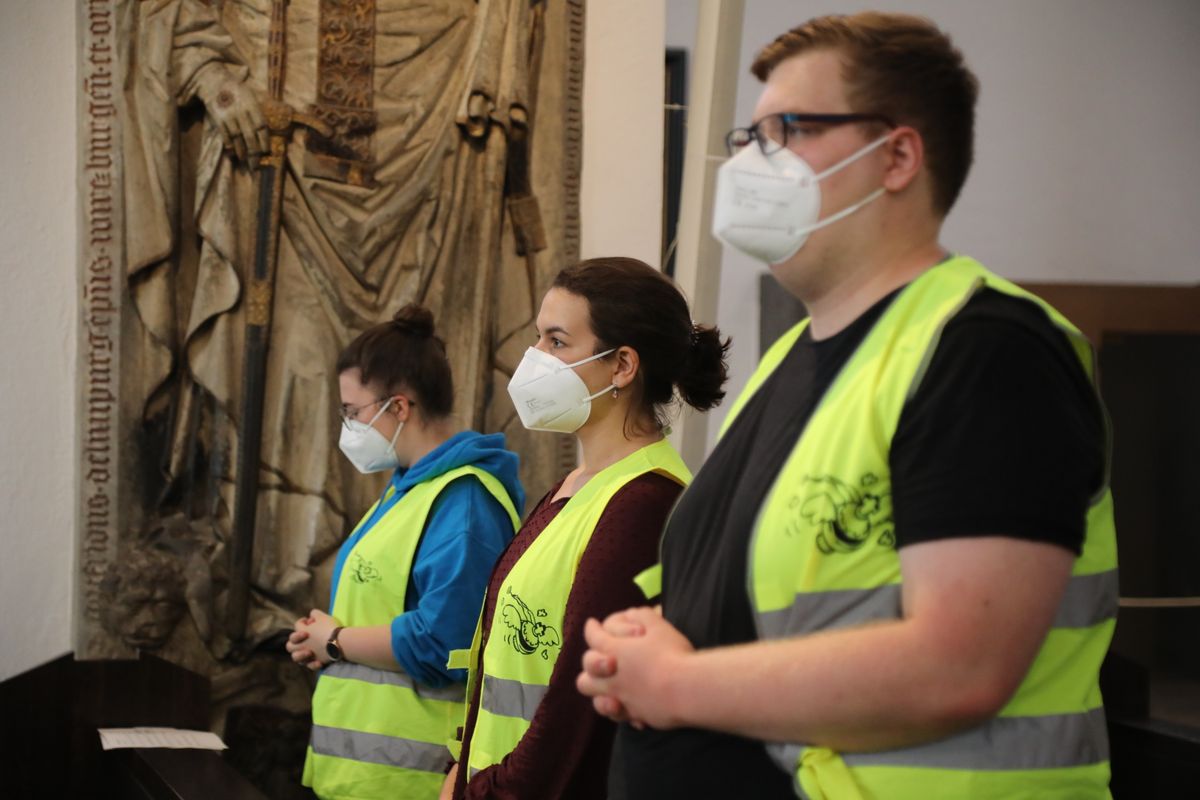 2721/0661 Ministranten-Gottesdienst_28699 Weihbischof Ulrich Boom hat anlässlich der Kiliani-Wallfahrtswoche mit den Ministranten einen Gottesdienst im Würzburger Dom gefeiert.