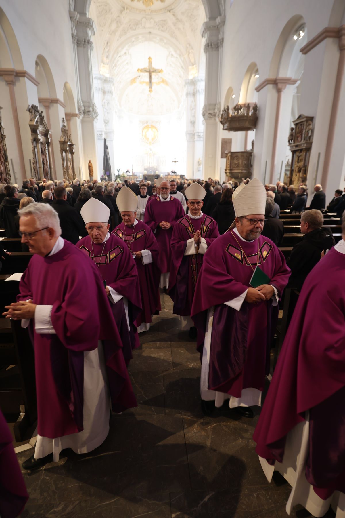 Bischof Dr. Franz Jung feierte am Samstag, 12. Oktober, im Würzburger KIliansdom ein Pontifikalrequiem für Weihbischof em. Helmut Bauer. Die anschließende Beisetzung leitete Dompropst Weihbischof Paul Reder.