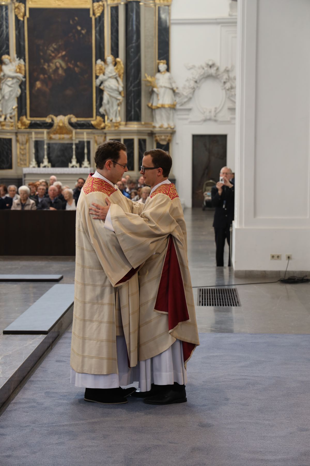 Bei einem feierlichen Gottesdienst im Würzburger Kiliansdom weihte Bischof Dr. Franz Jung Bertram Ziegler zum Diakon. Zahlreiche Verwandte, Freunde und Wegbegleiter des Priesterseminaristen nahmen an der Feier teil.