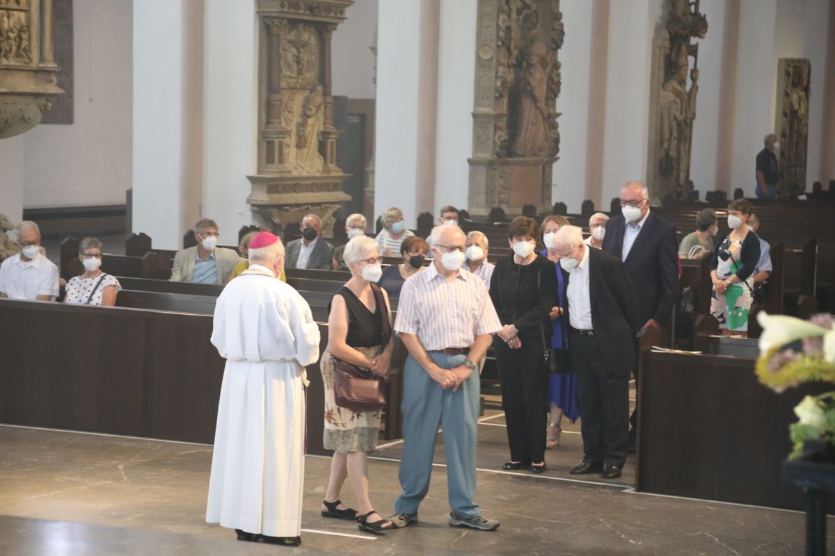 2621/0622 - Ehejubilare Gold mit Weihbischof Ulrich Boom_27916 Weihbischof Ulrich Boom feierte am Montagnachmittag, 26. Juni, einen Gottesdienst für Ehepaare, die 2020 oder 2021 ihr goldenes, diamantenes oder eisernes Ehejubiläum hatten. Im Anschluss konnten sich die Paare segnen lassen.