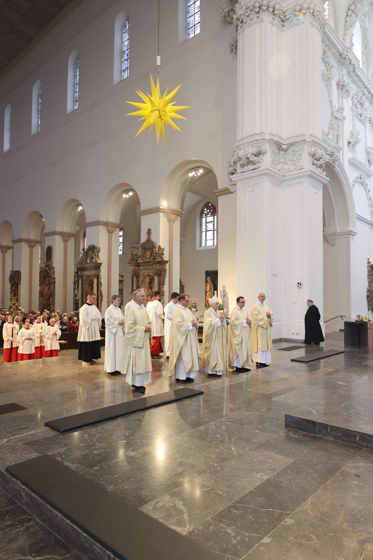Mit mehr als 400 Ehepaaren, die seit 50, 60, 65 oder 70 Jahren verheiratet sind, hat Weihbischof em. Ulrich Boom am Donnerstagvormittag, 4. Juli, im Würzburger Kiliansdom einen Pontifikalgottesdienst gefeiert.