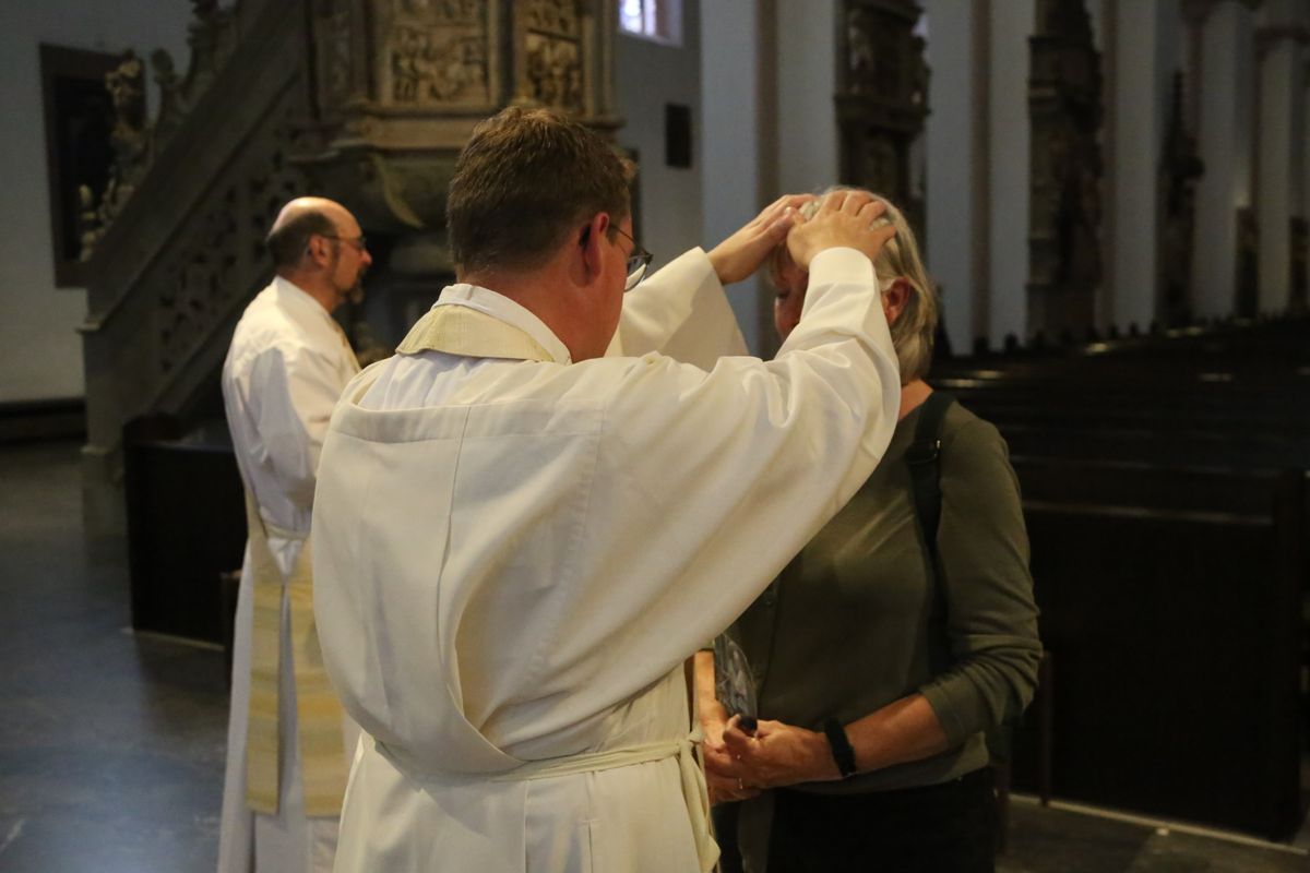 Bischof Dr. Franz Jung hat am Donnerstagnachmittag, 4. Juli, mit etwa 320 Paaren im Kiliansdom ihr goldenes oder diamantenes Ehejubiläum gefeiert.