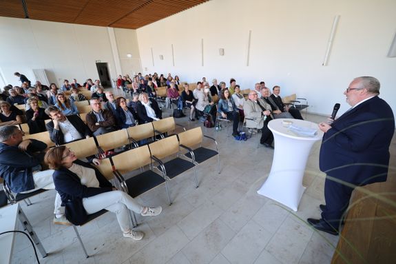 Unter anderem mit einer Wort-Gottes-Feier im Neumünster und einem Empfang im Burkardushaus hat die Berufsgruppe der Gemeindereferentinnen und -referenten am Freitag, 14. Juni, ihr 75. Jubiläum gefeiert. Unter anderem mit einer Wort-Gottes-Feier im Neumünster und einem Empfang im Burkardushaus hat die Berufsgruppe der Gemeindereferentinnen und -referenten am Freitag, 14. Juni, ihr 75. Jubiläum gefeiert.