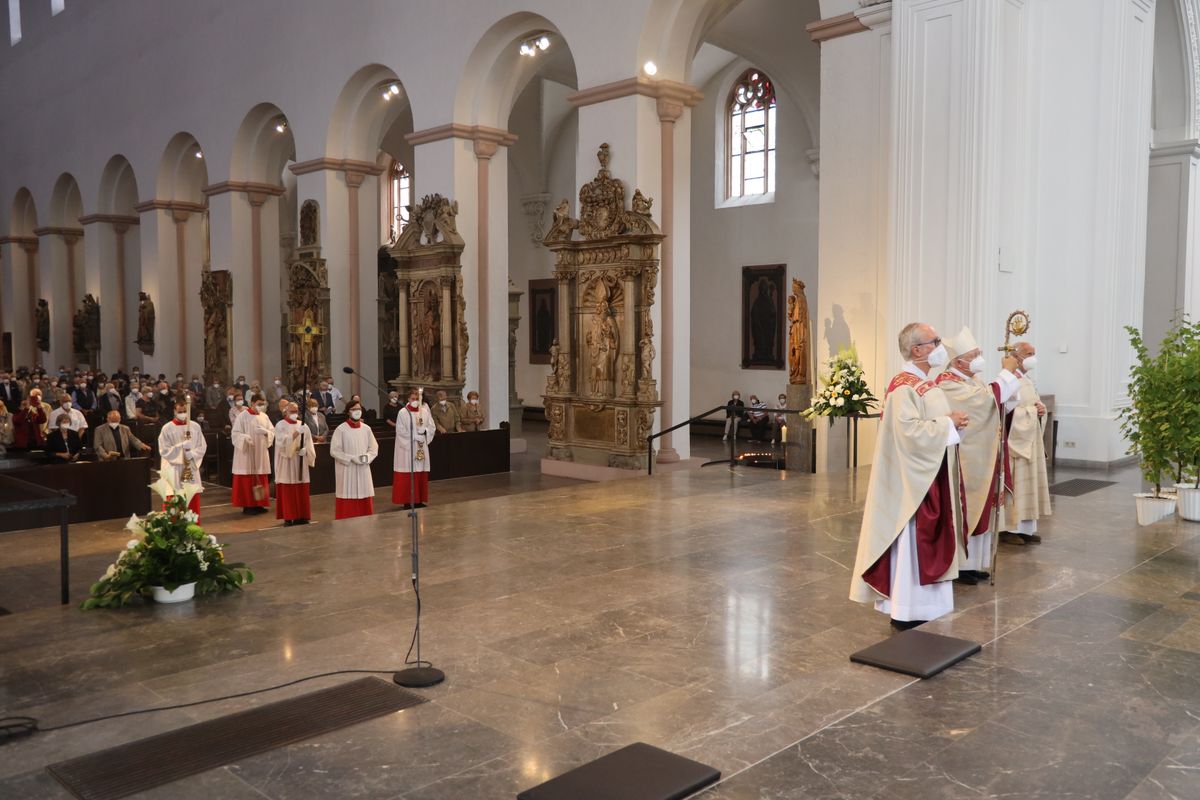 2721/0646 Ehejubilare Freitag, 2- Juli vormittags WB Boom_28435 Im Anschluss an den Ehejubilarsgottesdienst mit Weihbischof Ulrich Boom am Freitagvormittag, 2. Juli, konnten sich die Paare von ihm und weiteren Priestern und Diakonen segnen lassen.