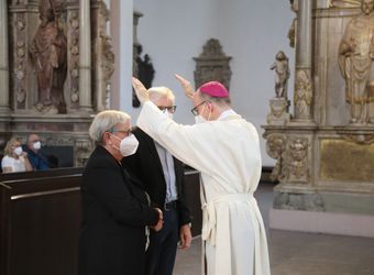 Bischof Dr. Franz Jung segnete nach dem Gottesdienst die Ehejubilare.