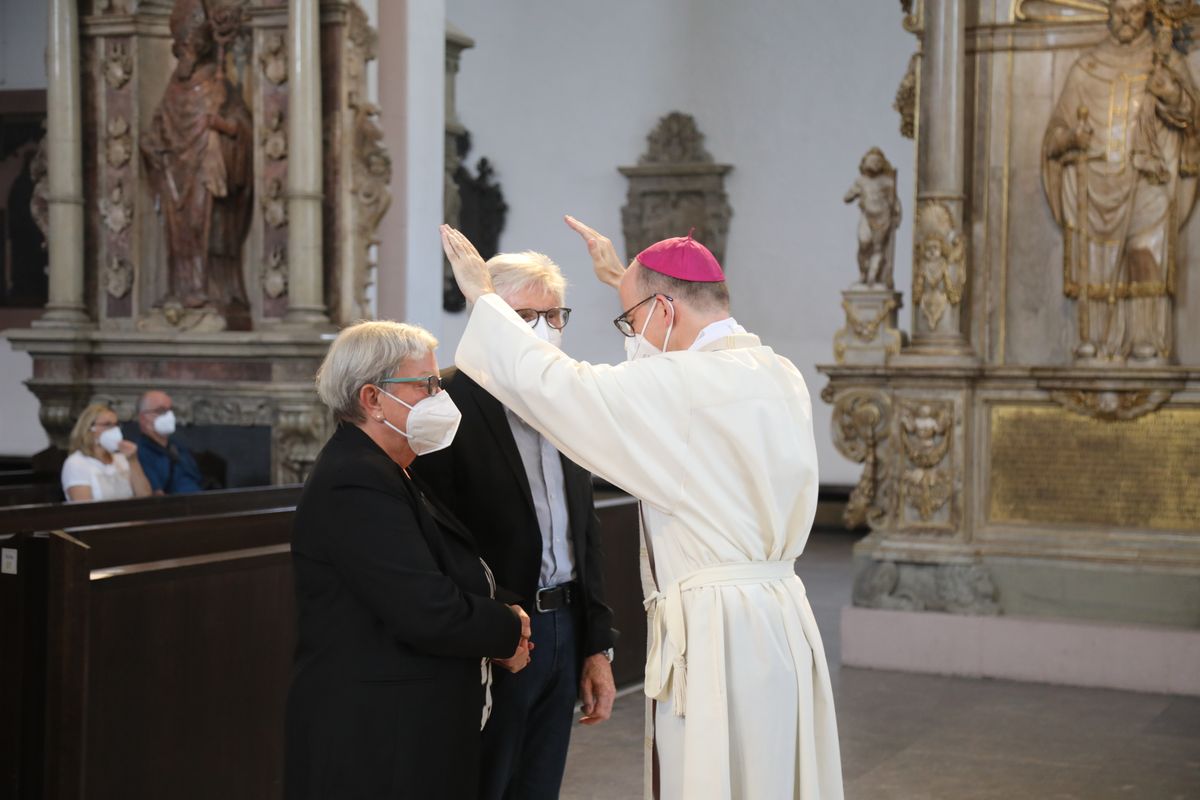 2721/0630_Ehejubilare mit Bischof Franz Jung_28204 Bischof Dr. Franz Jung segnete nach dem Gottesdienst die Ehejubilare.