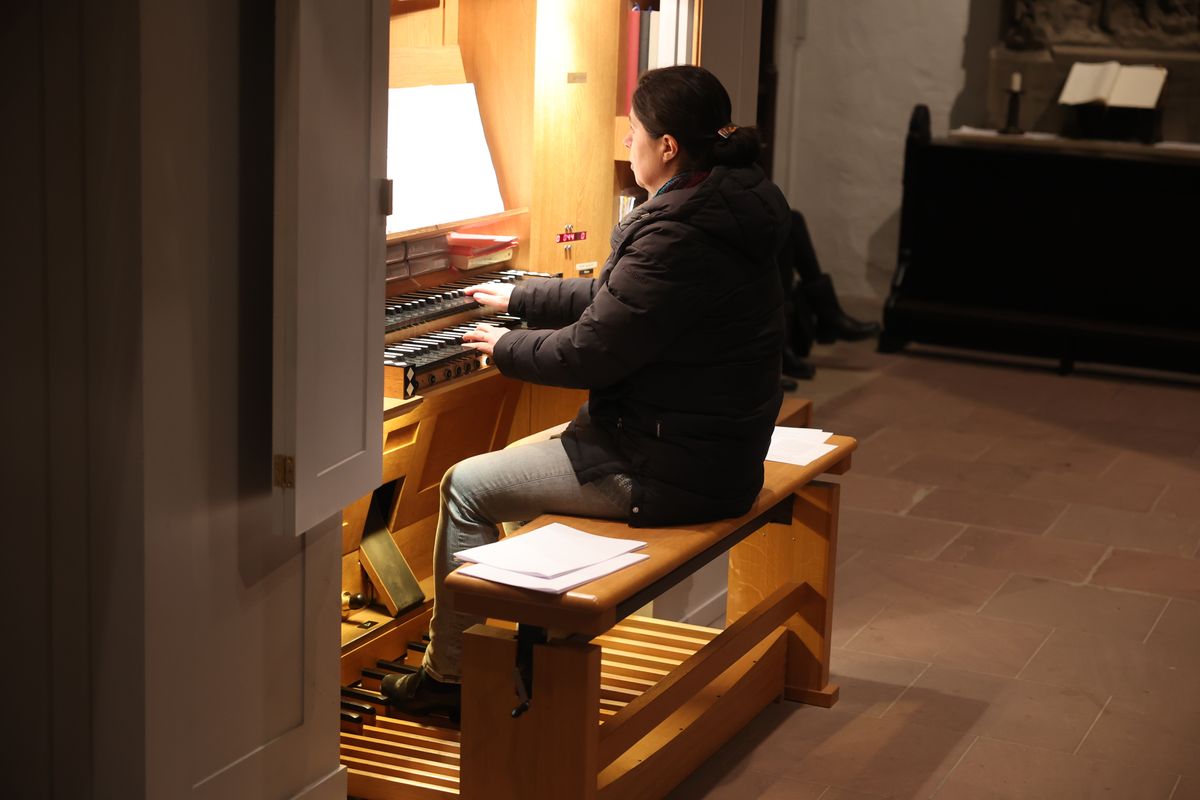 Eva Dartschova spielte die Orgel.  Eva Dartschova spielte die Orgel.