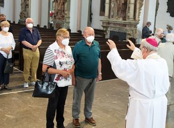 Bischof em. Dr. Friedhelm Hofmann feierte am Mittwochvormittag, 23. Juni, im Kiliansdom einen Pontifikalgottesdienst für Ehejubilare, die in den Jahren 2020 und 2021 auf 50, 60 oder 65 gemeinsame Jahre zurückblicken.