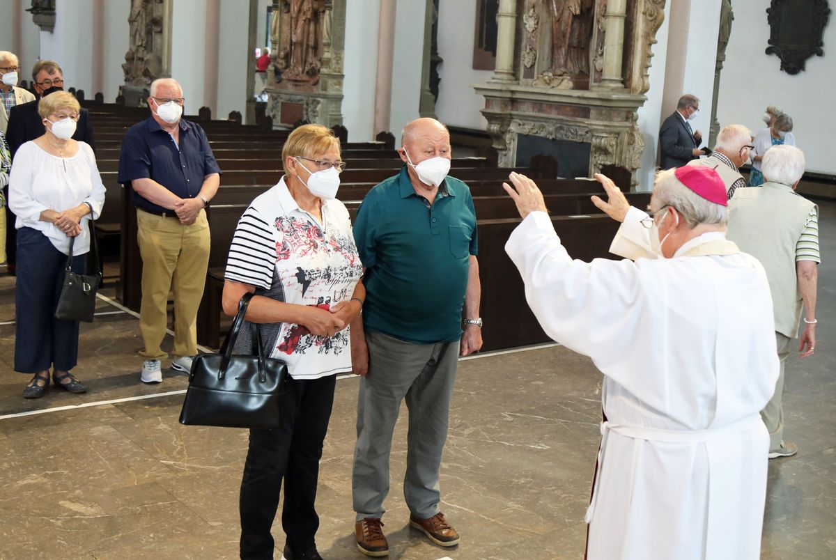 Bischof em. Dr. Friedhelm Hofmann feierte am Mittwochvormittag, 23. Juni, im Kiliansdom einen Pontifikalgottesdienst für Ehejubilare, die in den Jahren 2020 und 2021 auf 50, 60 oder 65 gemeinsame Jahre zurückblicken. Bischof em. Dr. Friedhelm Hofmann feierte am Mittwochvormittag, 23. Juni, im Kiliansdom einen Pontifikalgottesdienst für Ehejubilare, die in den Jahren 2020 und 2021 auf 50, 60 oder 65 gemeinsame Jahre zurückblicken.