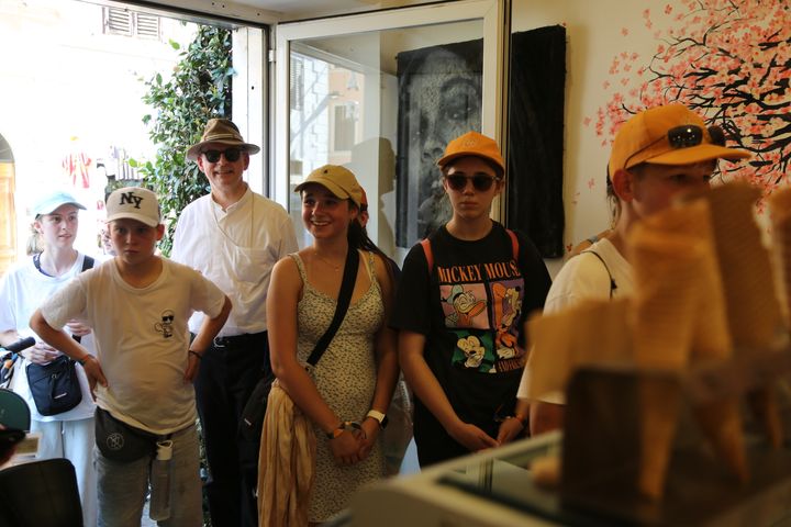 Jeder Ministrant und jede Ministrantin darf sich beim Eis-Ausflug mit Bischof Dr. Franz Jung zwei Kugeln aussuchen. In Rom hat es gerade etwa 36 Grad.