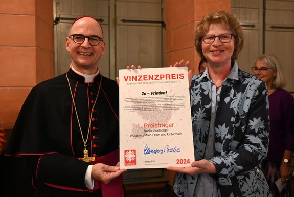 Erster Preisträger beim Vinzenzpreis 2024 ist die Telefonseelsorge Würzburg/Main-Rhön und Untermain. Die Urkunde nahm Christiane Knobling von der Telefonseelsorge Untermain von Bischof Dr. Franz Jung entgegen. Erster Preisträger beim Vinzenzpreis 2024 ist die Telefonseelsorge Würzburg/Main-Rhön und Untermain. Die Urkunde nahm Christiane Knobling von der Telefonseelsorge Untermain von Bischof Dr. Franz Jung entgegen.