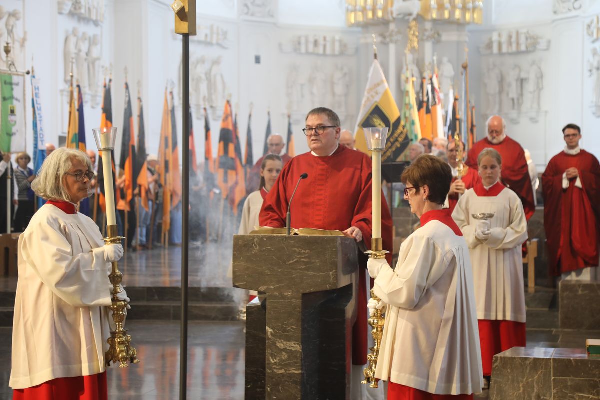 Weihbischof Paul Reder feierte am Dienstagabend, 8. Juli, einen Kiliani-Pontifikalgottesdienst mit den Katholischen Erwachsenenverbänden im Kiliansdom. 