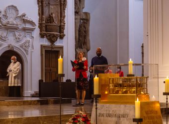 Bischof Dr. Franz Jung hat am Hochfest der Frankenapostel, Donnerstag, 8. Juli, mit haupt- und ehrenamtlichen Mitarbeiterinnen und Mitarbeitern der Caritas ein Pontifikalamt im Würzburger Kiliansdom gefeiert.