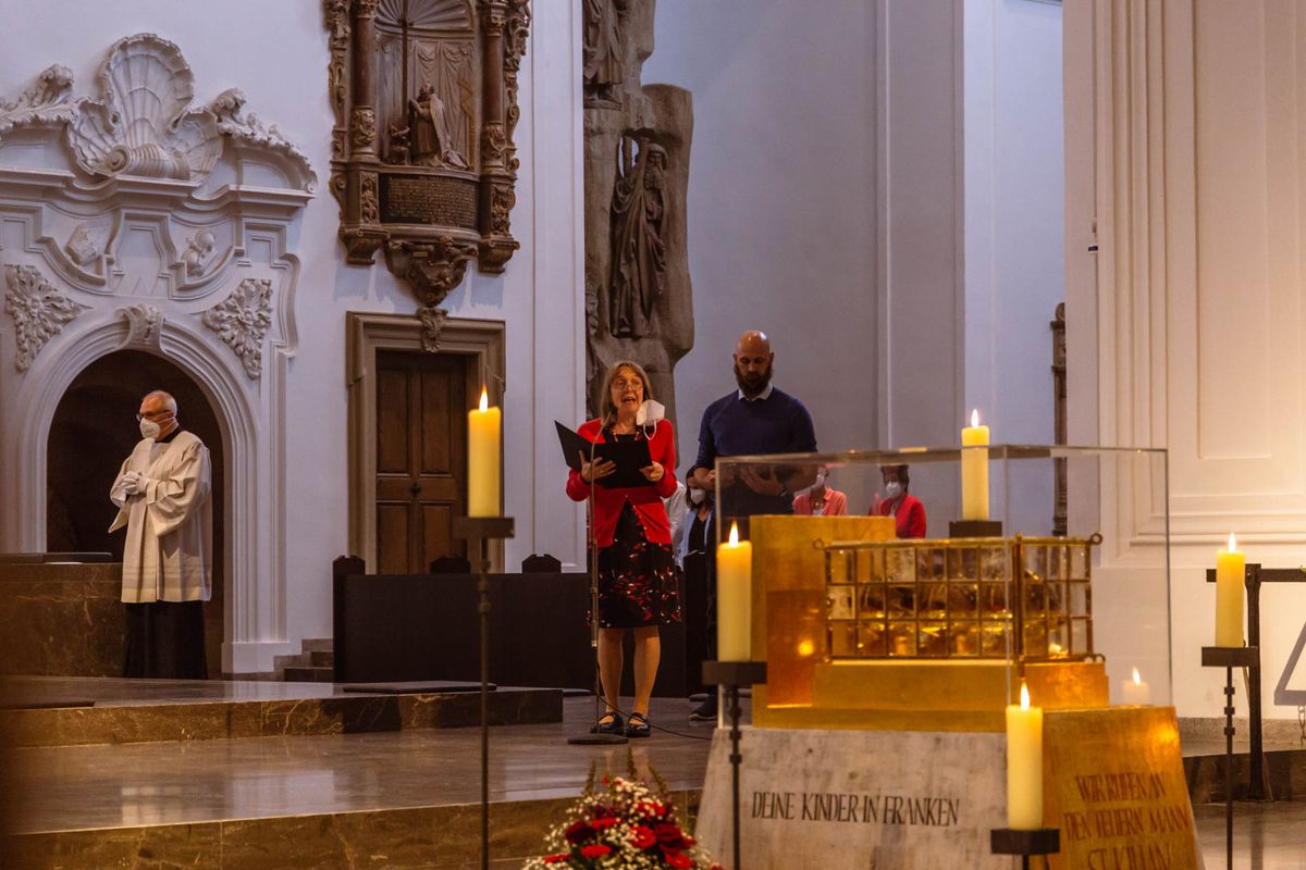 Bischof Dr. Franz Jung hat am Hochfest der Frankenapostel, Donnerstag, 8. Juli, mit haupt- und ehrenamtlichen Mitarbeiterinnen und Mitarbeitern der Caritas ein Pontifikalamt im Würzburger Kiliansdom gefeiert.