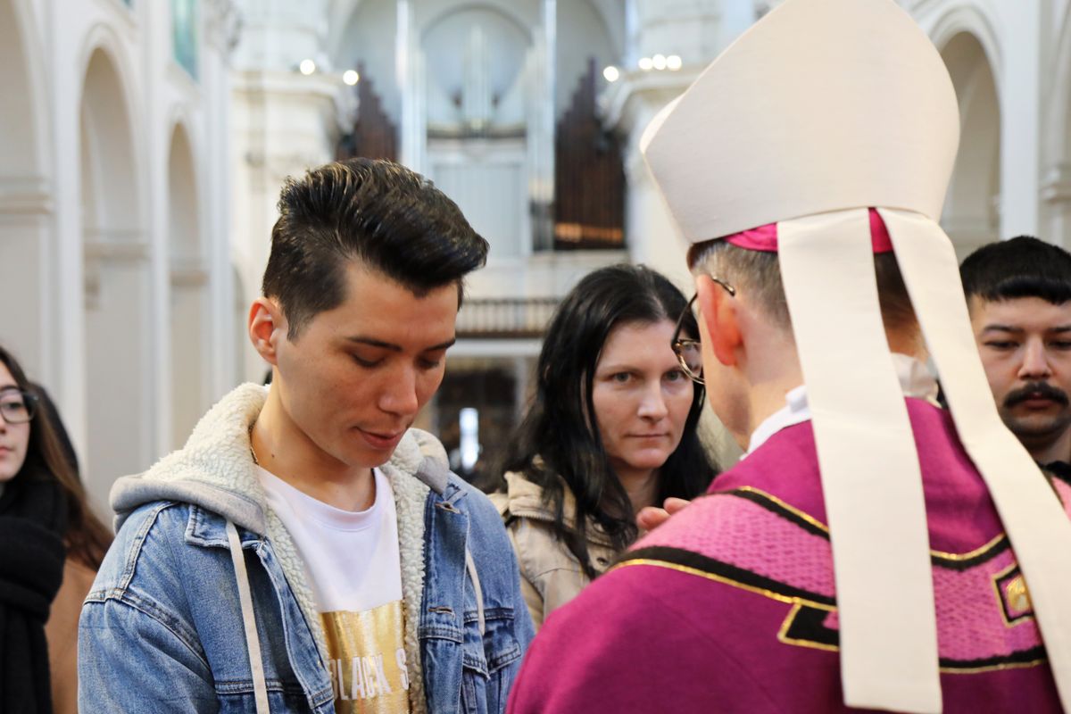 Bei einer Feier im Neumünster ließ Bischof Dr. Franz Jung 20 Erwachsene zu Taufe, Firmung und Eucharistie zu sowie eine Bewerberin für die Erwachsenenfirmung.