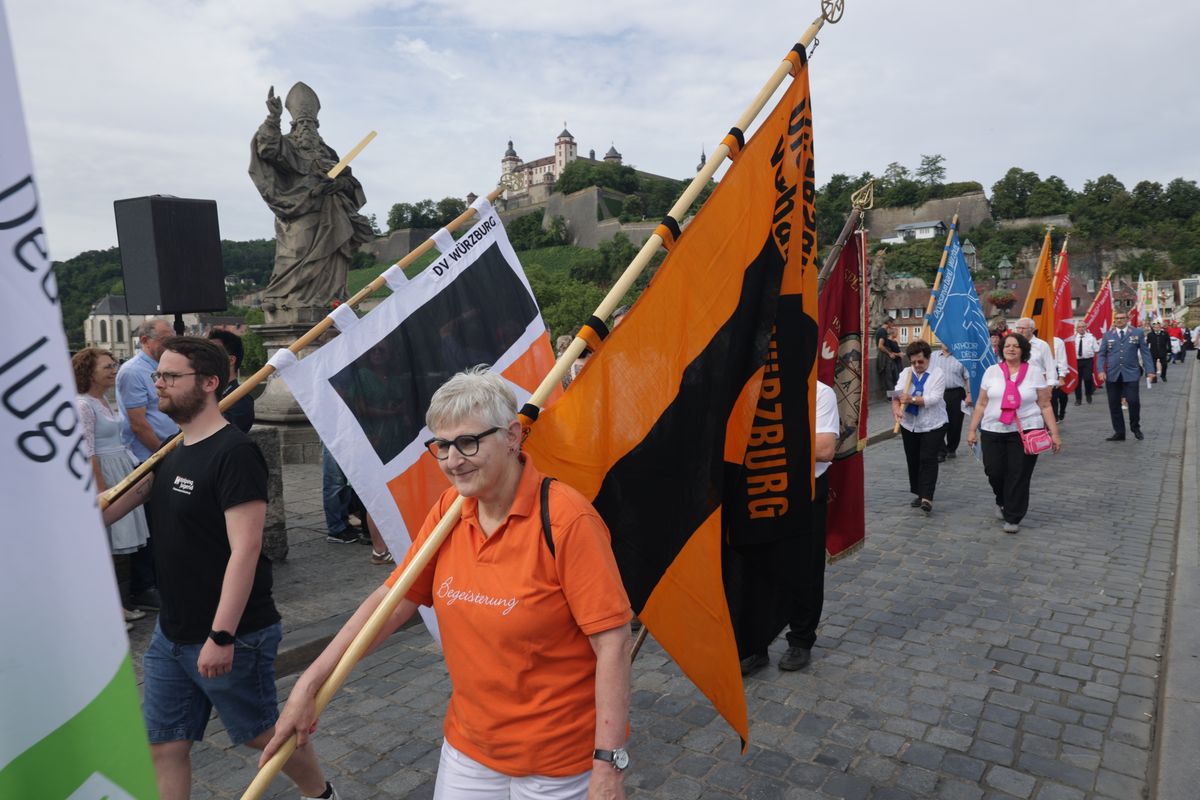 Mit einer Reliquienprozession von Sankt Burkard über die Alte Mainbrücke und einem Pontifikalgottesdienst im Kiliansdom ist am Sonntag, 6. Juli, die Kiliani-Wallfahrtswoche 2025 eröffnet worden.